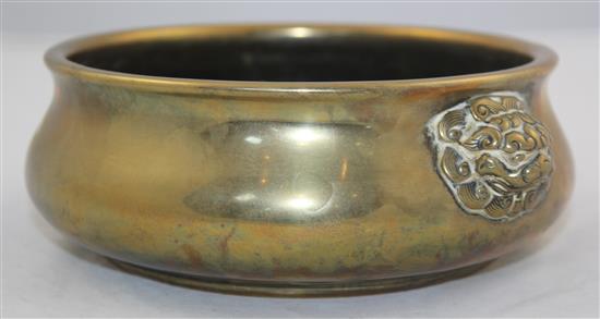 A Chinese bronze gui censer, Xuande mark, 19th century, W.20cm, rim diam.16cm